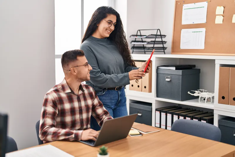 Equipo de admisión de un instituto revisando en la laptop los correos corporativos que reciben de los postulantes