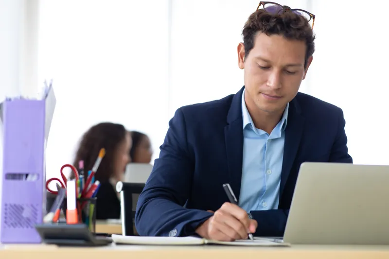 Director de un instituto revisando el plan de pagos de un diplomado en cuotas en su laptop