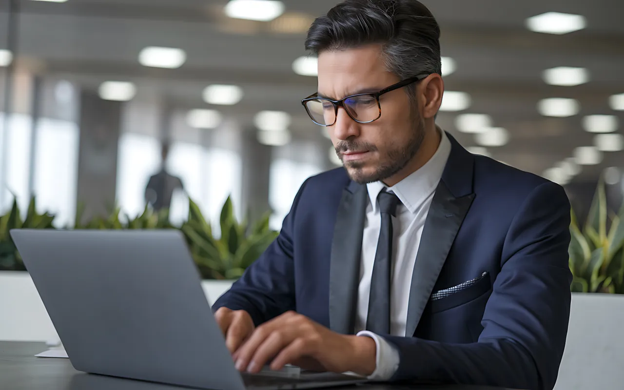 Empresario trabajando en su laptop mientras revisa la velocidad de carga de su web
