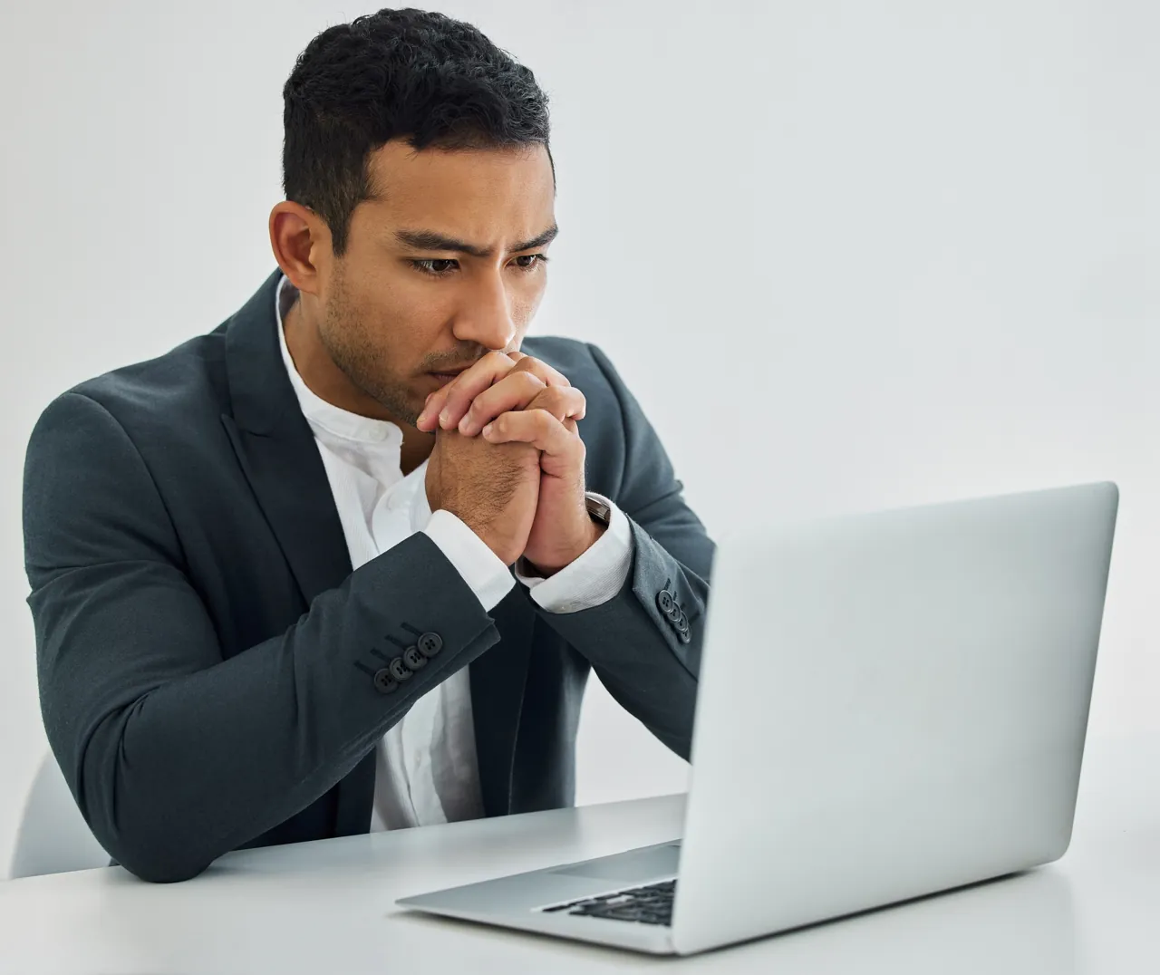 Empresario preocupado frente a su laptop tras perder contacto con su proveedor web