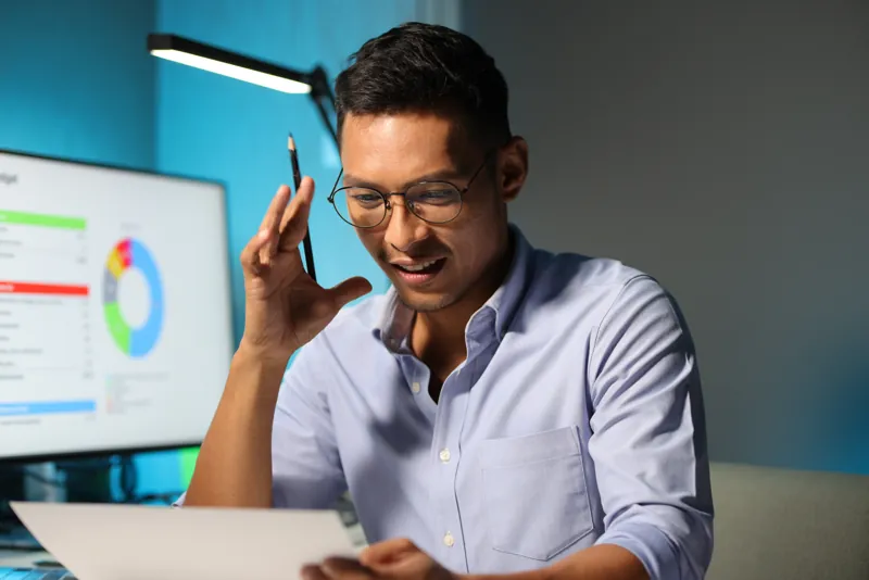 Gerente de una empresa peruana revisando en su computadora los resultados de SEO para empresas en Google