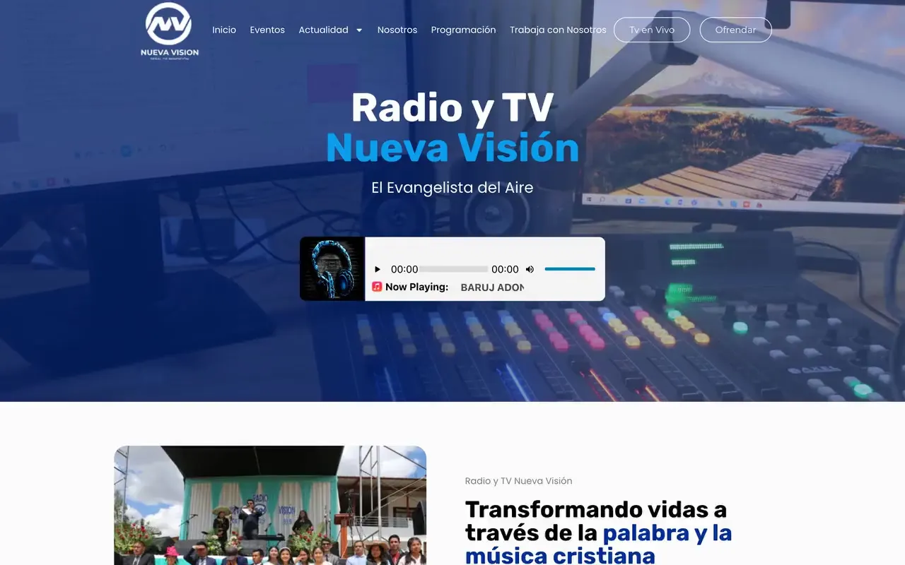 Portada de la web de una radio con reproductor en vivo, TV en vivo y programación por día